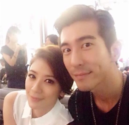 是台湾演员修杰楷的32岁的生日,刚过零点修杰楷就在微博晒出一张