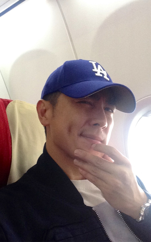 > 正文  新浪娱乐讯 演员保剑锋是著名的酒窝帅哥,而昨日清晨微博发文