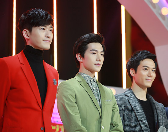 张翰、杨洋、茅子俊在台上与观众互动