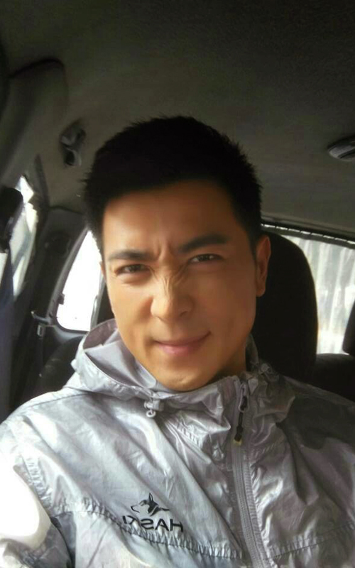 > 正文  新浪娱乐讯 演员保剑锋是著名的酒窝帅哥,而昨日清晨微博发文