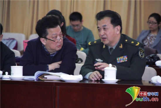 3月6日下午，文艺界郁钧剑委员与黄宏委员在小组讨论会上交流。