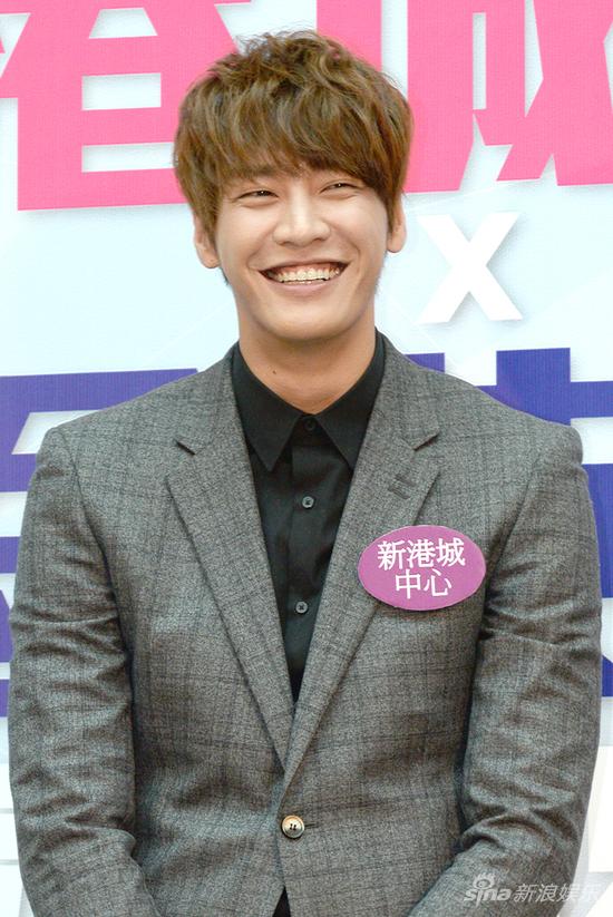 20150308明星大长腿暖男金英光访港笑颜电晕女粉丝们