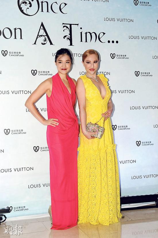 薛芷伦和女儿马桂珩一起穿长裙亮相，一黄一红好抢眼。