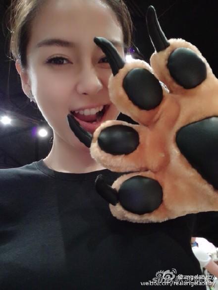 baby成都开跑发美照 戴熊爪张牙舞爪卖萌