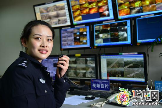 重庆交巡警小编原来是个妹子