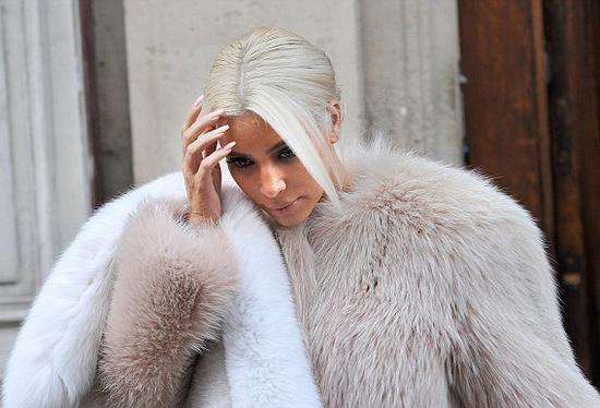 卡戴珊刚染的金发变白了? 染后掉色不光是洗的问题