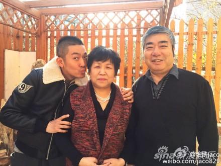 北京籍演员张博晒出和父母合影,间接否认涉毒被抓