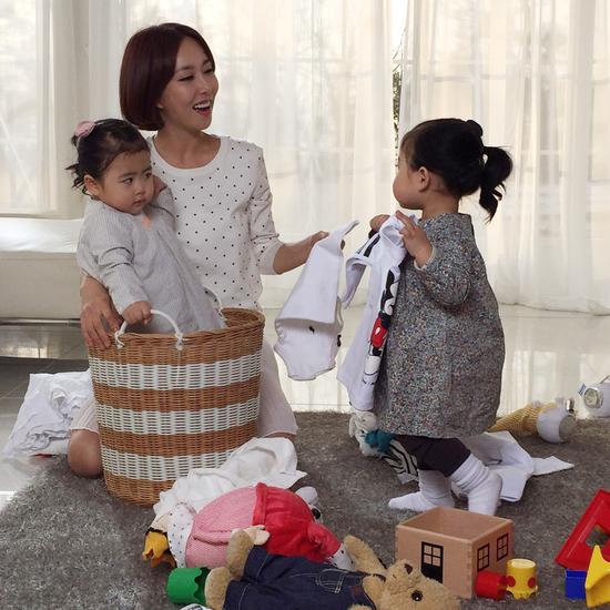 Shoo双胞胎女儿把自己装进篮子