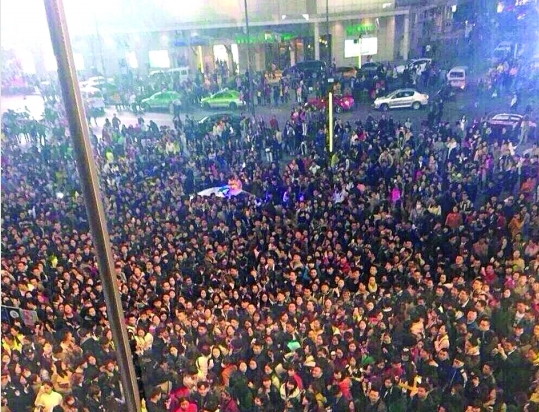 《跑男》在成都拍摄时来围观的市民