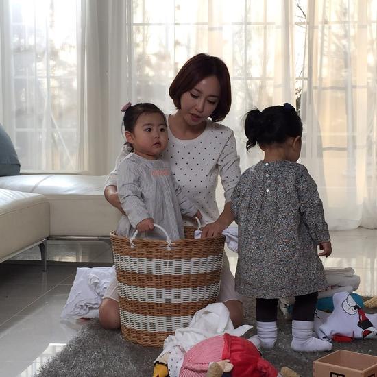 Shoo携双胞胎女儿拍广告