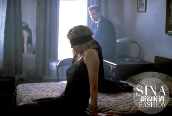 影片中,贝辛格饰演的在画廊工作的女孩,遇上洛克饰演的华尔街金融男