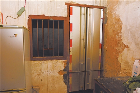 强悍爹拆货车做铁门把儿关进小黑屋验毒