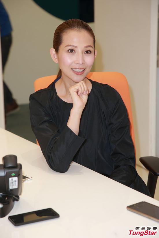 蔡少芬大笑心情好蔡少芬