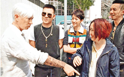 张家辉(左)跟蔡思贝、甄咏蓓及张继聪等聊起自己做歌手时，得奖的威风史