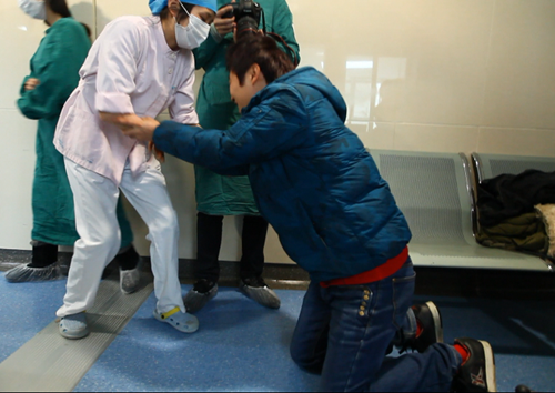 丈夫跪地感谢医生