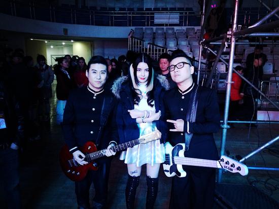 小爱与花儿乐队演出忙碌主唱小爱人气高