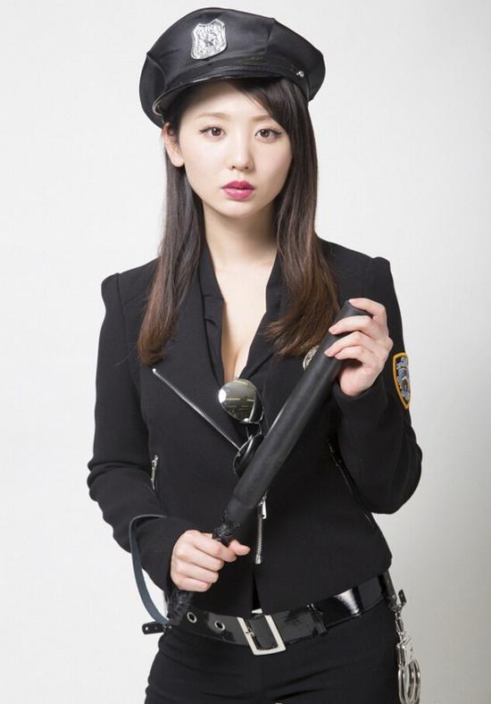 写真女星小野乃乃香新剧饰演女警