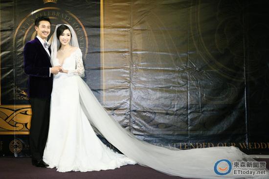 邱凯伟与小8岁女友完婚 新娘深v美艳