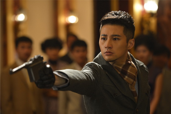 蔡俊涛举枪眼神坚定