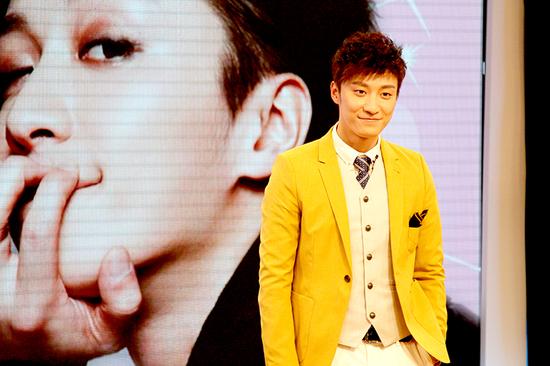 乔任梁工作度情人节 送玫瑰变大众情人