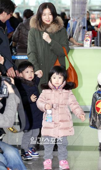 李英爱的女儿四岁啦清秀可爱似妈妈