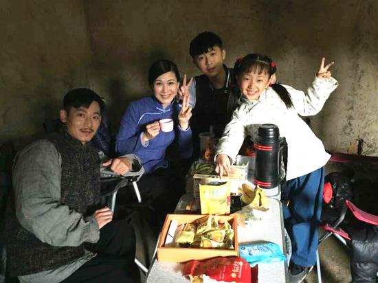 童蕾一家似野炊
