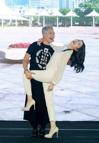 何晟铭黎一萱亲密互动