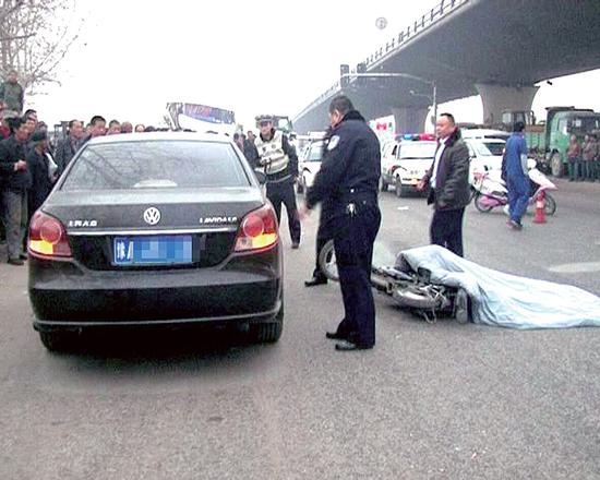 郑州女子被车门撞倒遭货车碾压身亡 开车门民工失踪