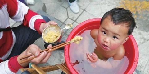 “狼爸”野蛮教育：冬天不许穿衣服洗冷水