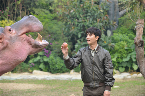 奇妙黄轩遭河马暗算尴尬李宇春补刀