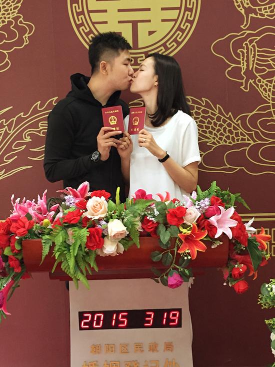 李艾与张徐宁甜蜜拥吻