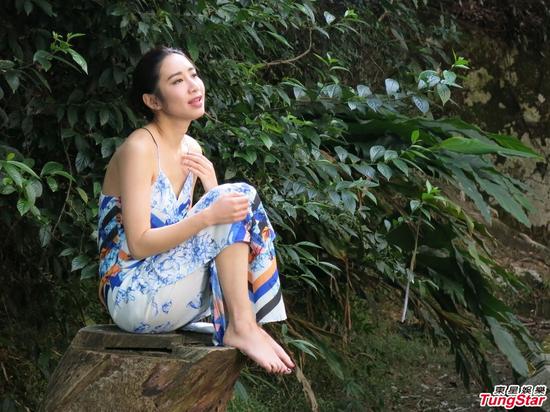 吴雨霏推出最新大碟 首登山顶赤脚拍mv