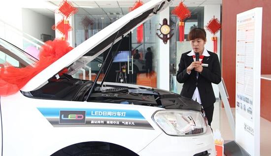 讲师讲解新车信息