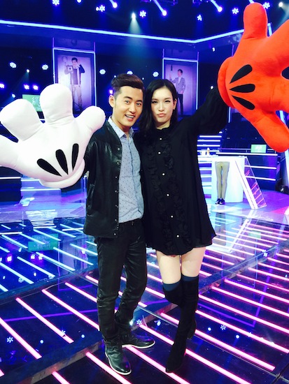 佟晨洁魏巍夫妻档亮相默契十足