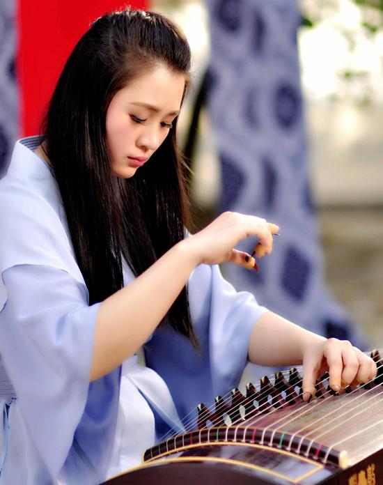 李心草携手古筝演奏家王温豪广州共谱华章