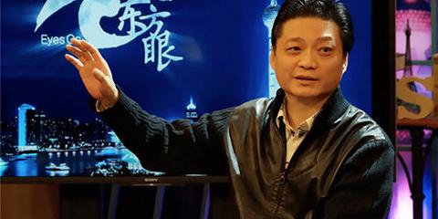 崔永元告别《东方眼》 搂美女同事留念