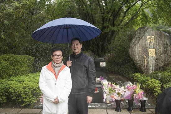 森进一(左)与邓丽君三哥邓长富