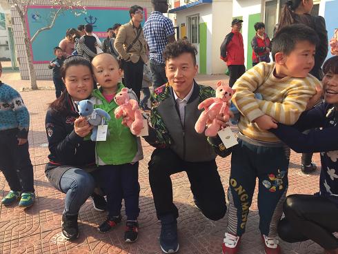 朱晗跟孩子和家长合影