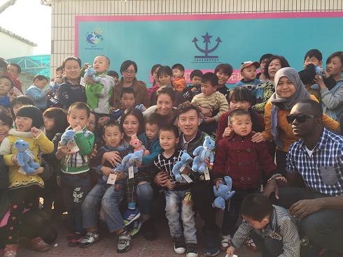 朱晗王碧儿和孩子及家长合影