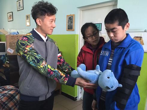 朱晗给孩子送小熊