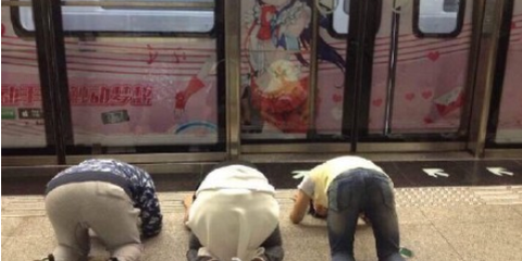 重庆首辆动漫地铁开行 粉丝沿途下跪是否狂热过度？