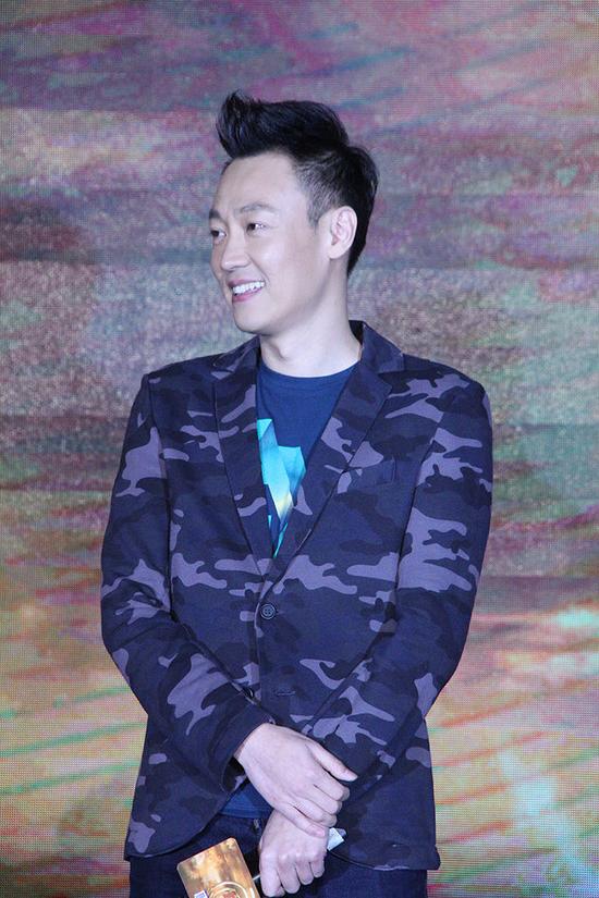 辛柏青着迷彩西装亮相