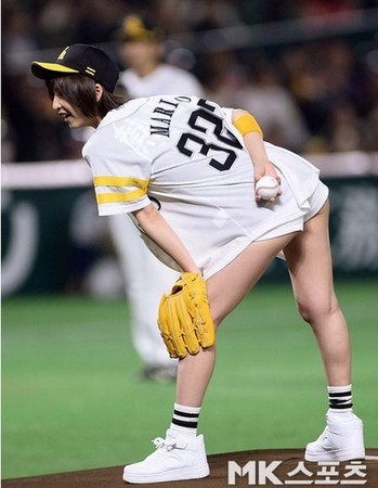 篠田麻里子穿超短热裤性感开球