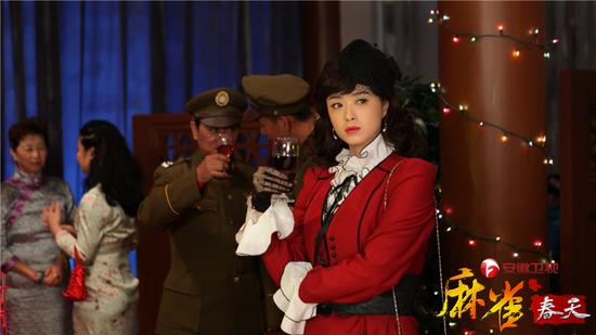 《麻雀春天》中蒋欣舞女造型