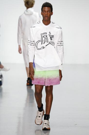 一众没穿裤子的男模在天桥上当众遛鸟,在1月末的巴黎甚为凉快