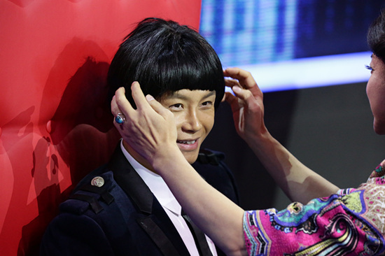 乐嘉遭金星整蛊戴假发酷似韩国小鲜肉