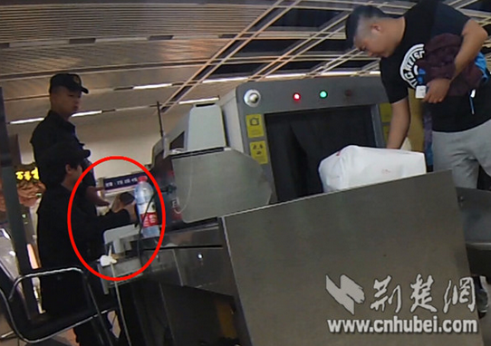 武汉地铁个别安检形同虚设 安检员在岗玩手机