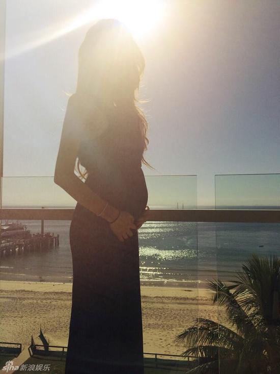 昆凌侧面小腹隆起