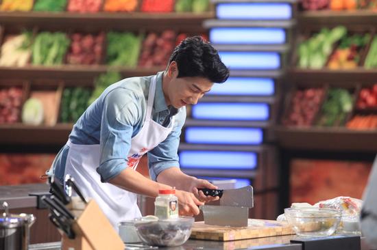 张亮自曝追老婆秘诀:一盆水煮牛肉的缘分|张亮|星厨驾到_新浪娱乐