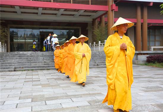 曲靖沾益佛教界成功举办登山礼佛之旅活动